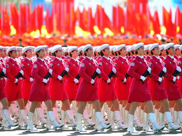 中国阅兵vs外国阅兵女兵