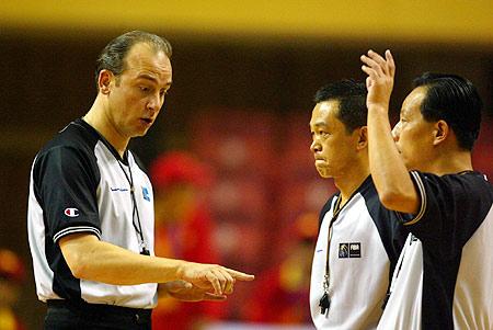国外裁判vs中国裁判篮球