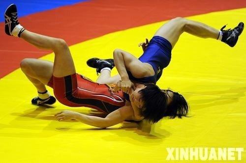 日本美女vs男子摔跤