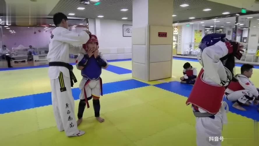日本跆拳道女孩vs男孩