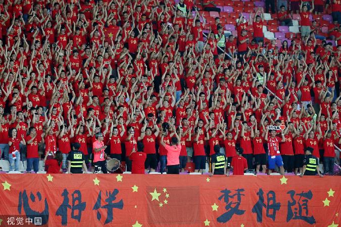 中国vs关岛球迷场外的相关图片