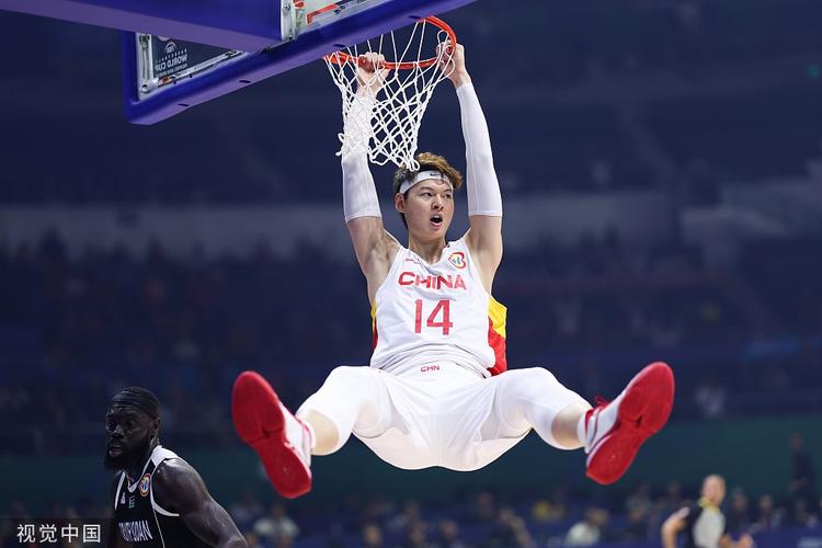 中国vs美国篮球王哲林扣篮的相关图片