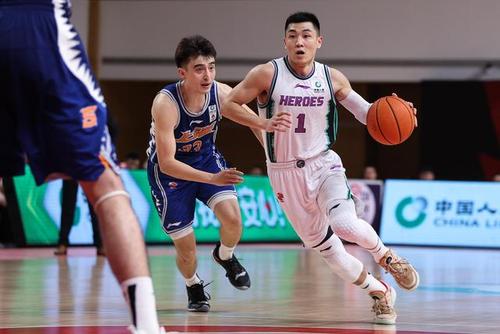 中国国家篮球队山东vs上海的相关图片