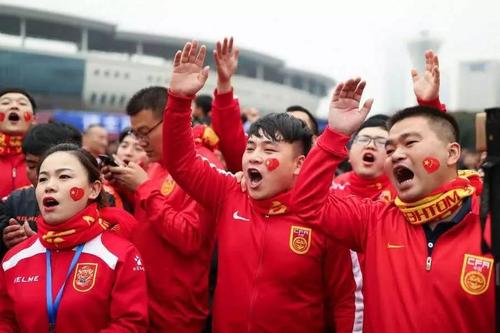 中国男足vs球迷的相关图片